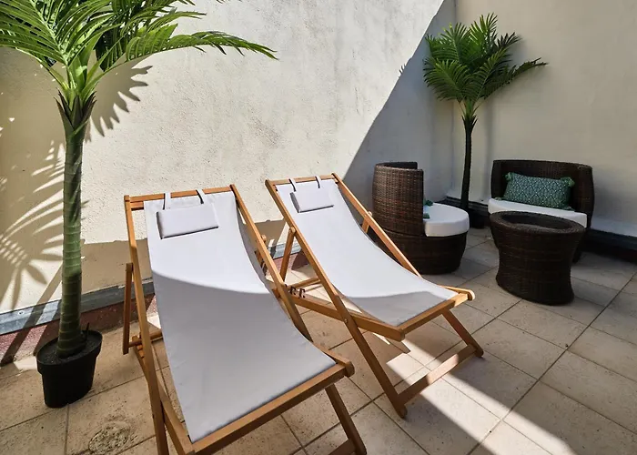 Bel Climatise Avec Terrasse Au Centre-ville De *