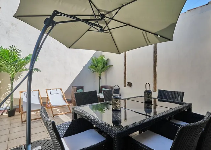 Bel Climatise Avec Terrasse Au Centre-ville De Διαμέρισμα